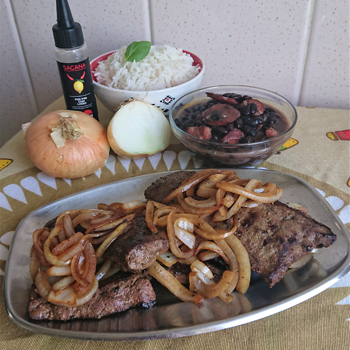 Fígado Frito Em Molho Com Amassado De Batata Foto de Stock