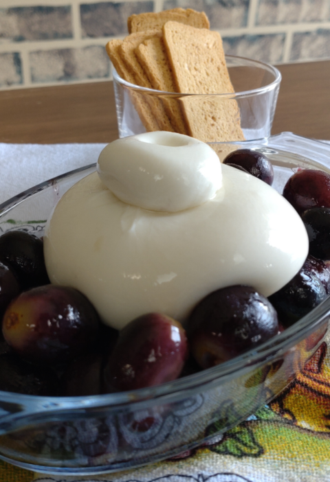 burrata com uvas 480x702 - Uvas assadas com burrata