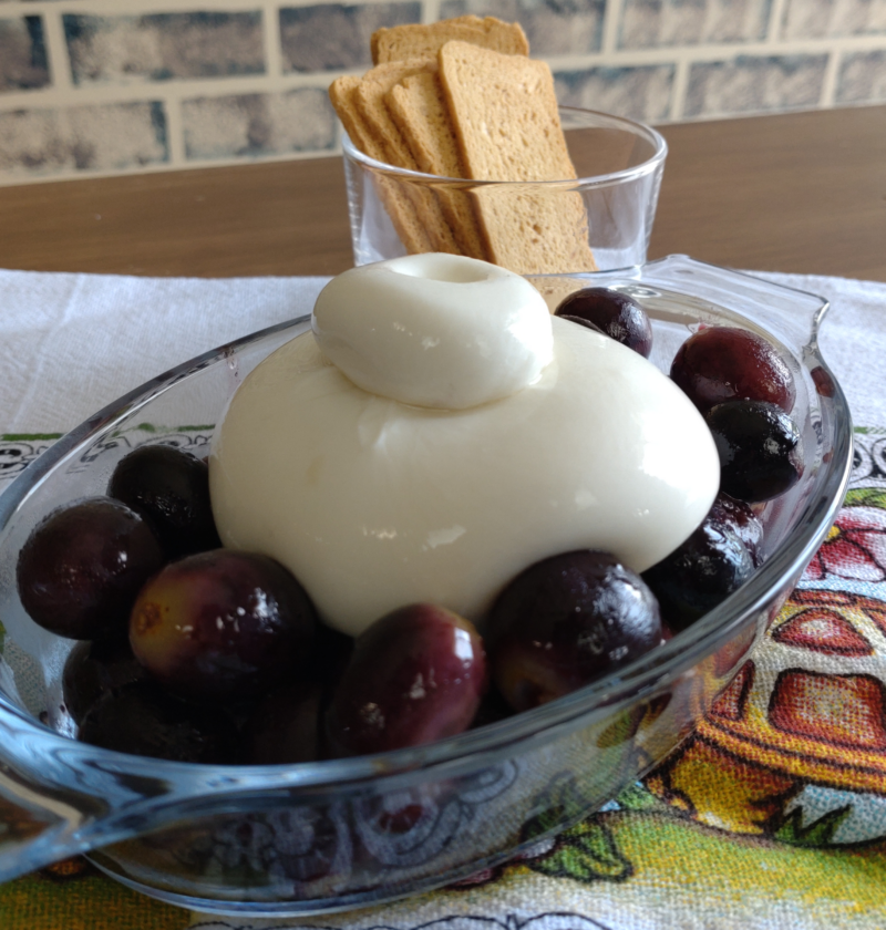 burrata com uvas 800x840 - Uvas assadas com burrata