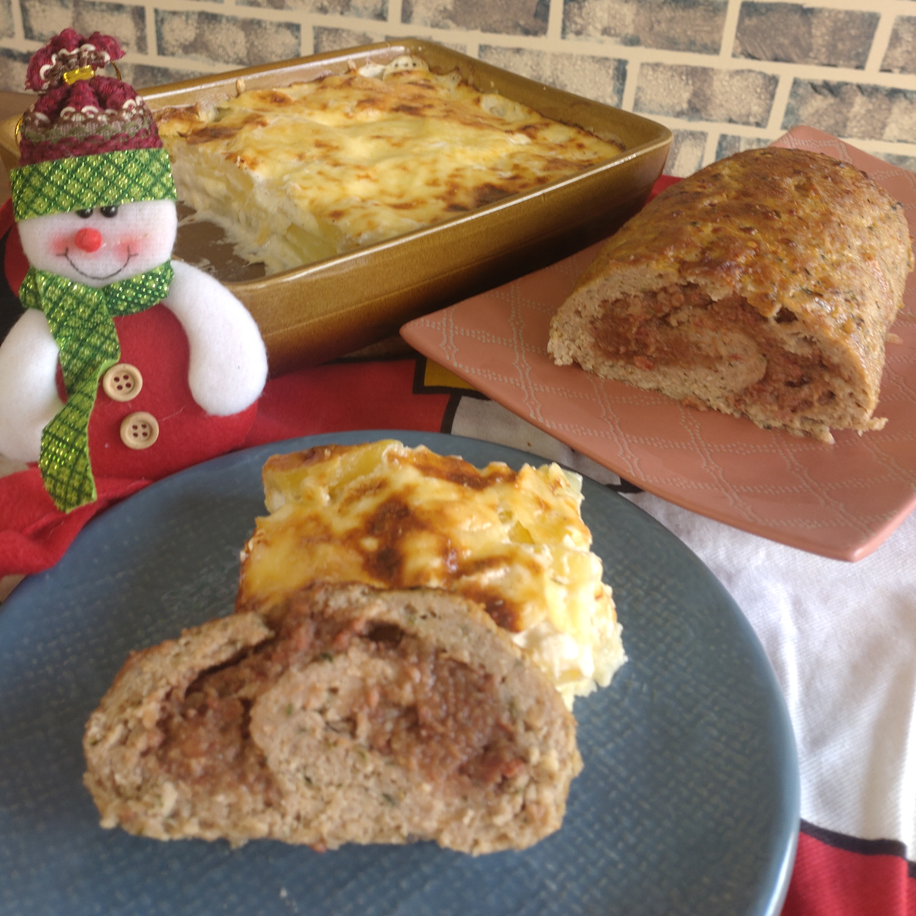 rolo natal - Bolo de carne com patê de bacon e tâmaras e batata gratinada