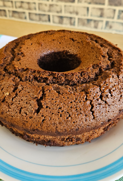 bolo sem batedeira 480x702 - Bolo de chocolate sem batedeira e liquidificador