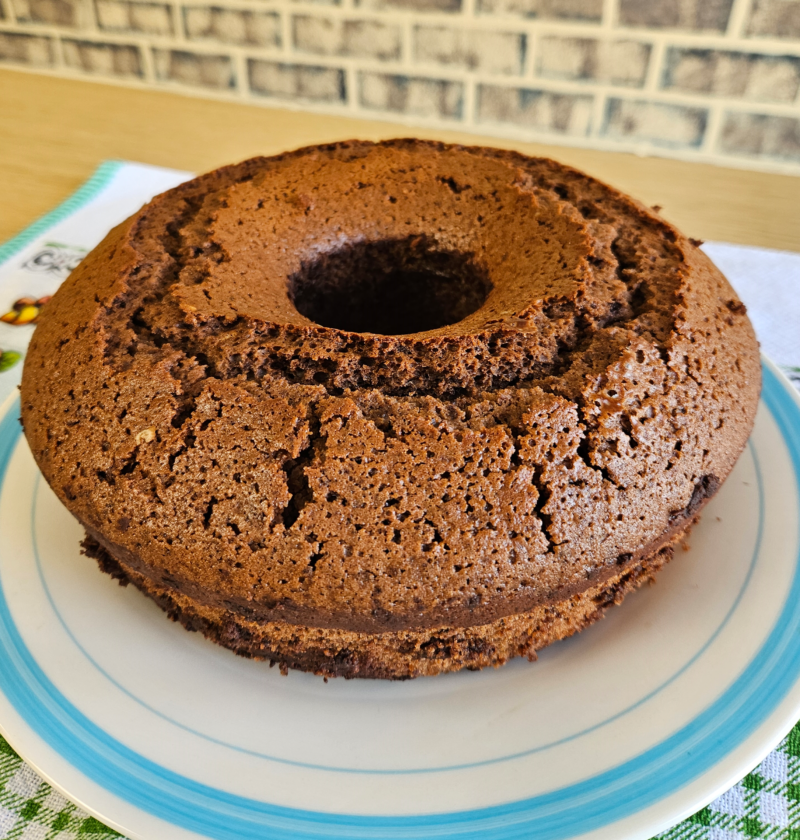 bolo sem batedeira 800x840 - Bolo de chocolate sem batedeira e liquidificador